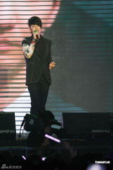 组图：吴建豪音乐会秀绘画才艺 调侃自己眼睛小