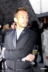 组图：马艳丽爱戴捧场时装秀 偶遇球星中田英寿