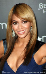 幻灯图集：碧昂斯深蓝色华丽礼服亮相 大派香吻