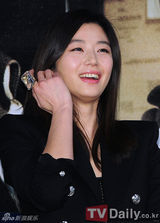 组图：韩片《柏林》试映会 全智贤黑裙亮相