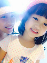 组图：钟丽缇爱女Cayla四岁生日 捧元宝甜笑