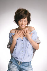 幻灯图：牛丽燕短发写真 展现爽朗性格