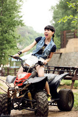 组图：吴莫愁户外大片曝光 夏日写真清新宜人