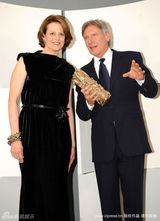 幻灯图：哈里森摘恺撒终身成就奖 歌迪亚优雅现身