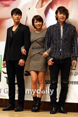 组图：河智苑超短裹身裙宣传新剧 与玄彬亲密挽手