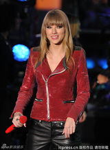 组图：鸟叔跳马舞纽约跨年 小天后泰勒卡莉献唱