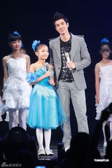 组图：王力宏香港个唱与成龙嘴对嘴热吻