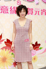 幻灯组图：曹敏莉李绮红向谢天华裤子内抛桔子