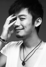 组图：芦芳生写真秀胸肌 凸显型男文艺气息