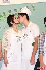 组图：司马燕同丈夫儿子参加活动 烹制美食