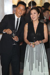 组图：杨紫琼回归时尚显高贵 吴彦祖黑色西装剪彩