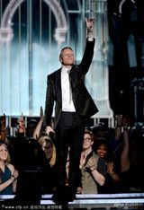 组图：麦克默获奖 与麦当娜等合作激情献唱