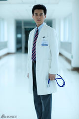 组图：《到爱的距离》李晨靳东领衔白衣军团