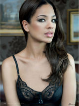 组图：瑞士歌手扎鲁-摩尔《Maxim》大片魅惑