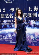 组图：刘晓庆深V长裙性感亮相华鼎奖红毯