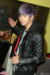 组图：黄鸿升生日开唱 喜收高档耳机