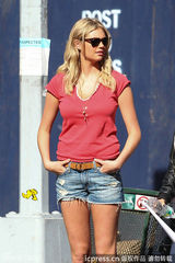 组图：抖奶超模阿普顿大庭广众提热裤不拘小节