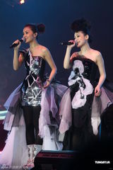 组图：Twins上海开唱张杰助阵 阿Sa赞其好男人