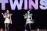 组图：Twins广州演唱会火爆 姐妹妖姬引尖叫连连