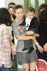 幻灯图：董洁带爱子出席某童装店开业 场面温馨