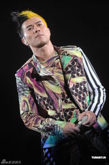 组图：梁汉文香港红馆开唱 圈中好友齐助阵