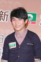 组图：苗侨伟赞黄日华女儿 弃股票改买黄金保值