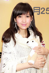 高清图：周慧敏圣诞节关爱流浪犬 平安夜与倪震度过