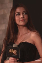 组图：李毓芬代言线上游戏 穿爆乳马甲大秀性感