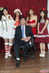 组图：许雅涵领众师妹扮性感 李组长现男人本色