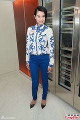 组图：胡杏儿辟谣绯闻男友 专情工作不急恋爱