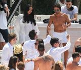 组图：F1太子女海滩办婚礼 与未婚夫水中激吻