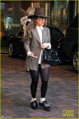 组图：Lady gaga西服礼帽配黑丝 摩登又搞怪