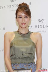 组图：杨千嬅白衬衣透出黑胸罩 笑谈育儿趣事