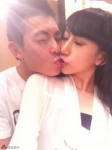 组图：陈冠希亲密照女主角谢芷蕙学生装现身  