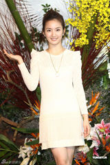 组图：林依晨化身娇俏花仙子 白衣出镜温婉可人