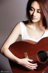 组图：刘芸白裙轻舞似少女  自信笑容温暖阳光