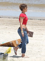 组图：詹妮弗-洛佩兹清凉装扮现身乌拉圭海滩