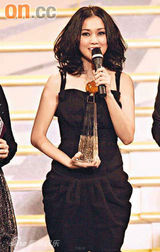 幻灯图：设计师点评歌手着装 千奇百怪争奇斗艳 