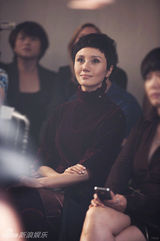 组图：袁泉酒红裙装优雅亮相巴黎秀场