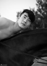组图：魏炳桦牵马质感写真 硬朗帅气