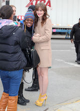 高清组图：莉顿-梅斯特街拍驼色大衣搭配纱裙