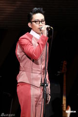 组图：林宥嘉为公益开唱 翻唱张学友《李香兰》