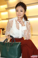 组图：安以轩斑点透明装亮相 红色长裤优雅干练