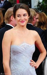 组图：第69届金球奖红毯谢琳-伍德蕾抹胸礼服亮相