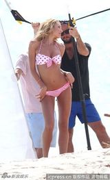 组图：名模坎蒂丝泳装大片 蜂腰翘臀展致命诱惑