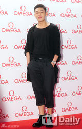 组图：f(x)Sulli刘亚仁权相佑等出席名表展示会