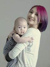 组图：陈慧琳杨千嬅杨思琦携子拍月历