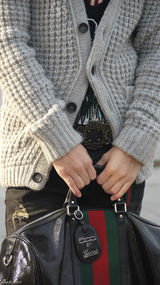 高清图：贾乃亮街拍LOOK开衫毛衣搭配温暖围巾