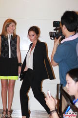 组图：贝嫂维多利亚京城快闪捞金开胸口