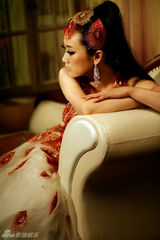 组图：芙蓉姐姐化身妩媚孔雀 装扮火红魅惑放电